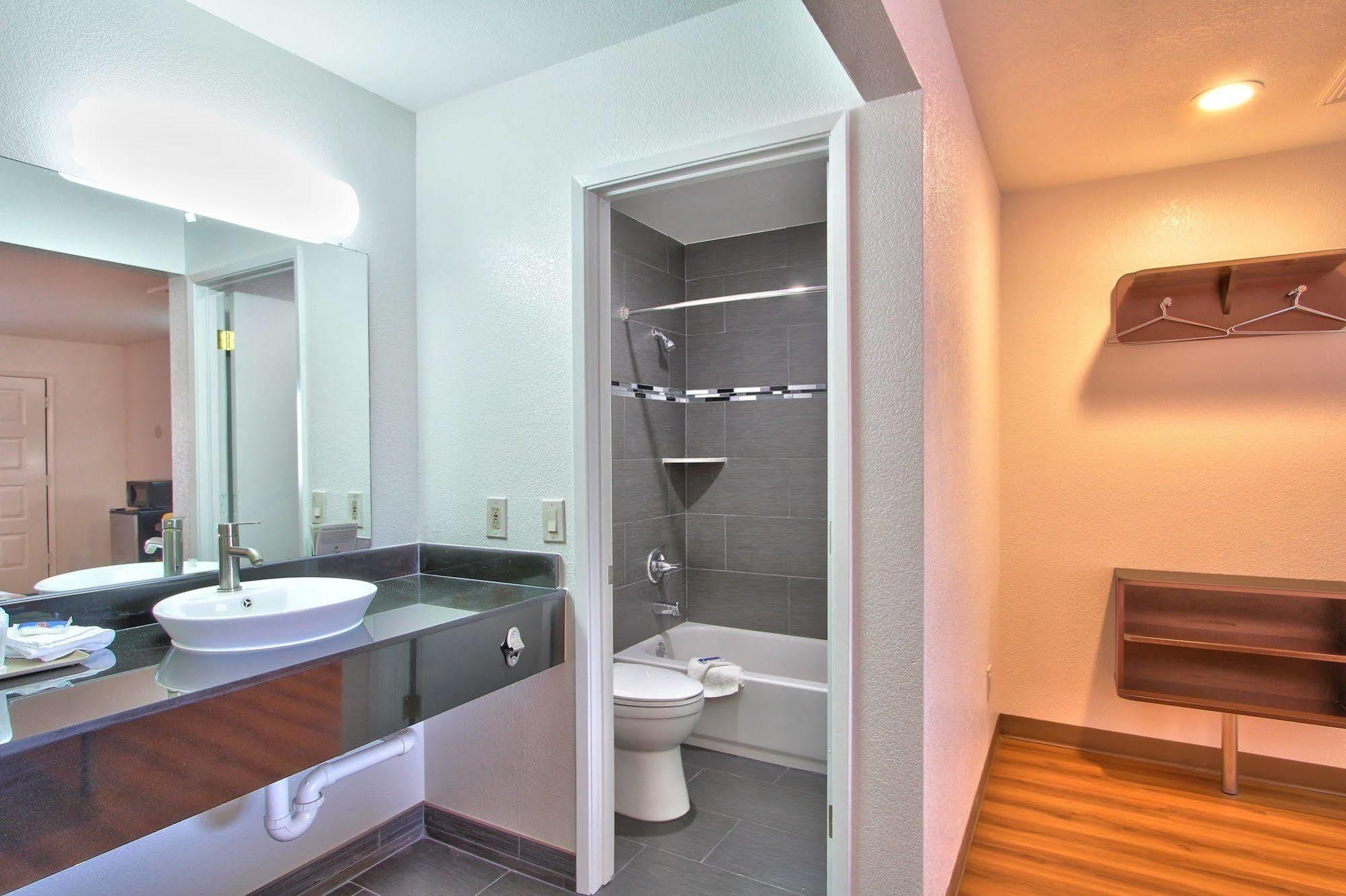 Coastal Valley Inn - Monterey Castroville Bagian luar foto