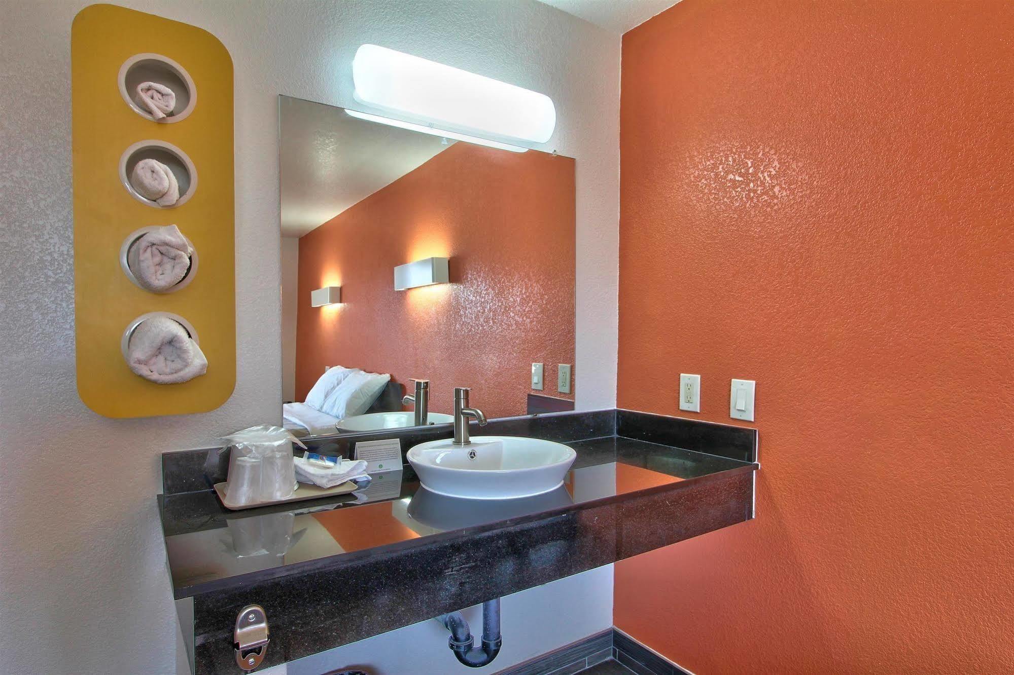 Coastal Valley Inn - Monterey Castroville Bagian luar foto