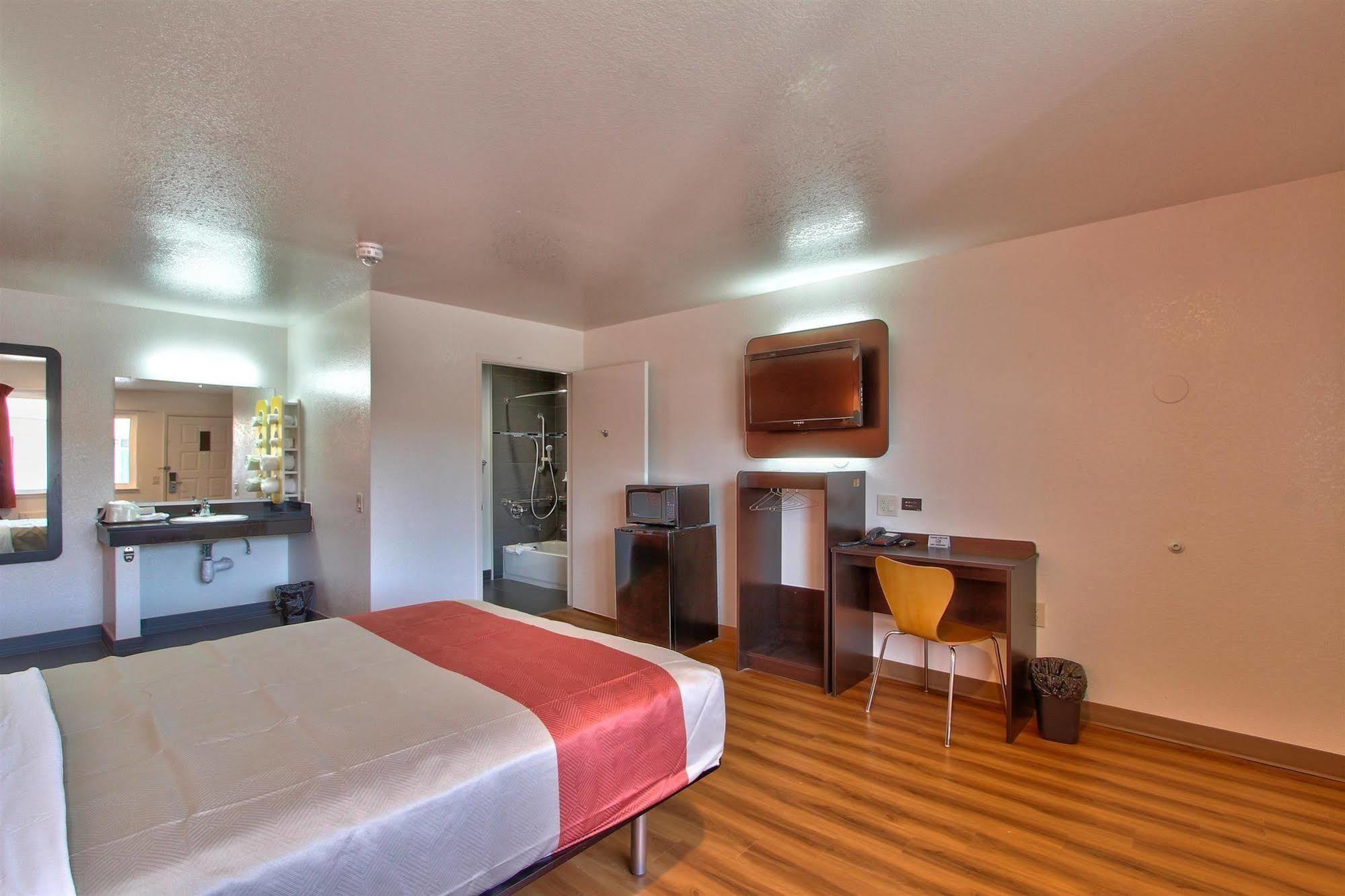 Coastal Valley Inn - Monterey Castroville Bagian luar foto