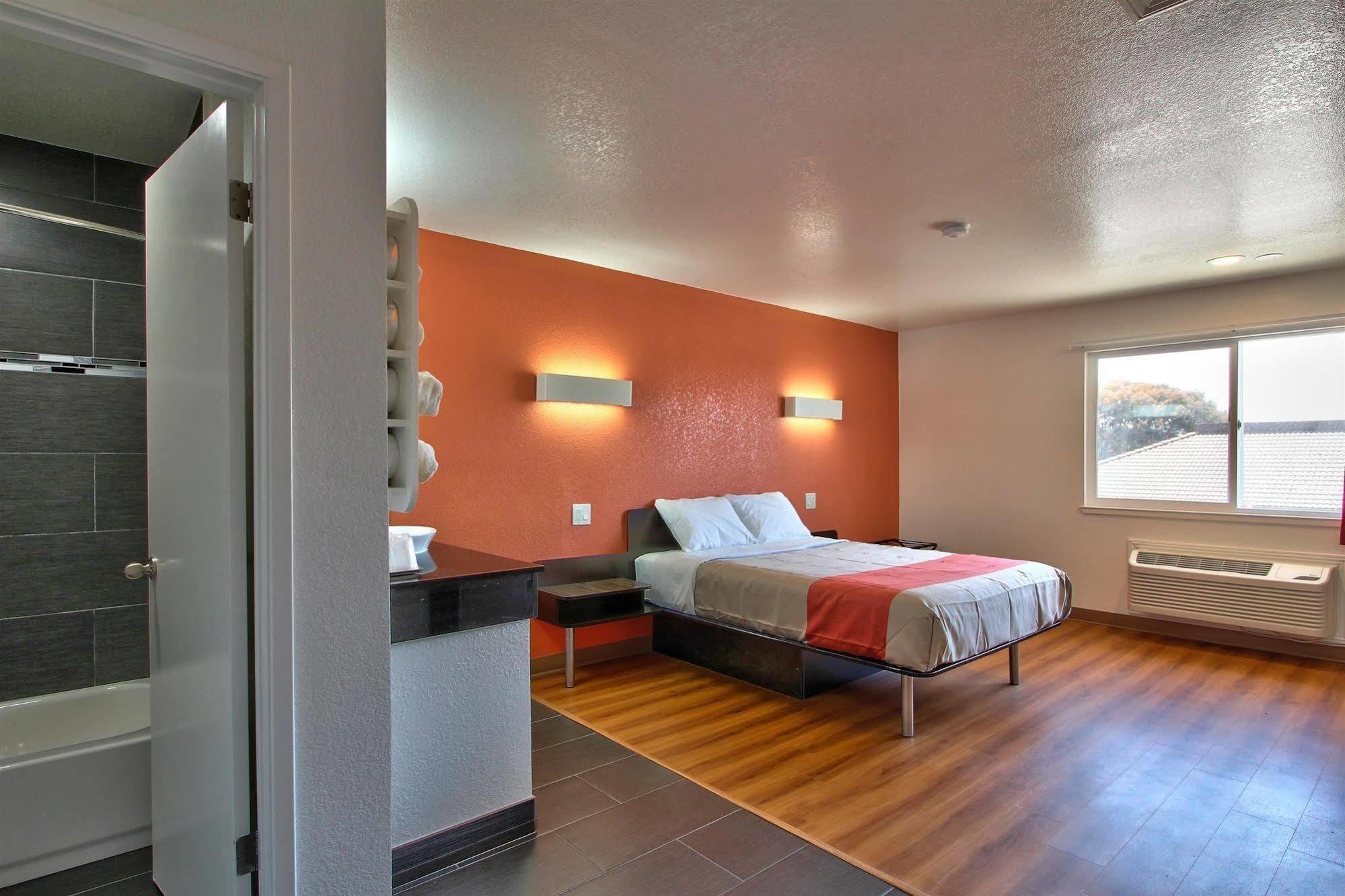 Coastal Valley Inn - Monterey Castroville Bagian luar foto