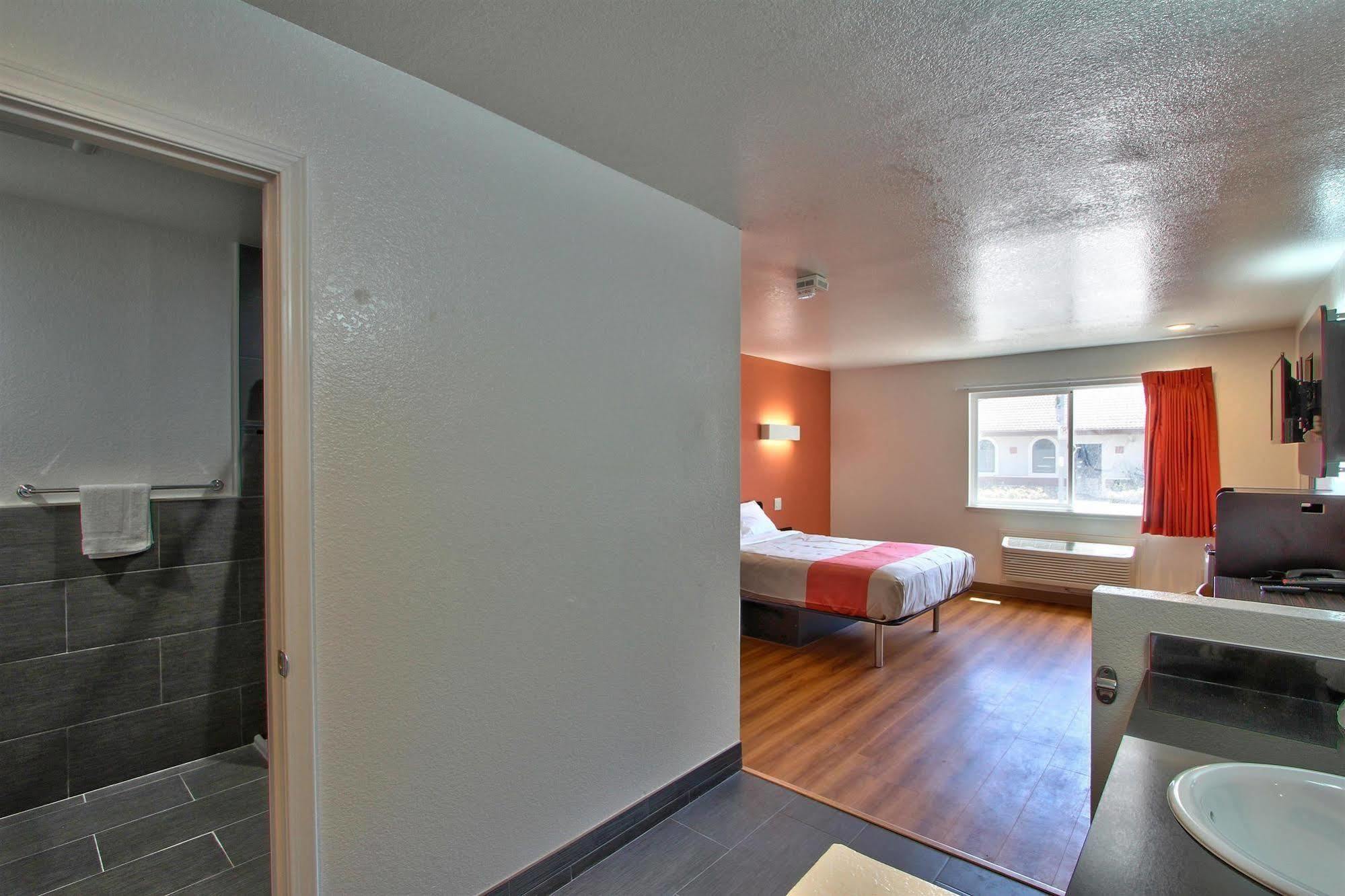 Coastal Valley Inn - Monterey Castroville Bagian luar foto