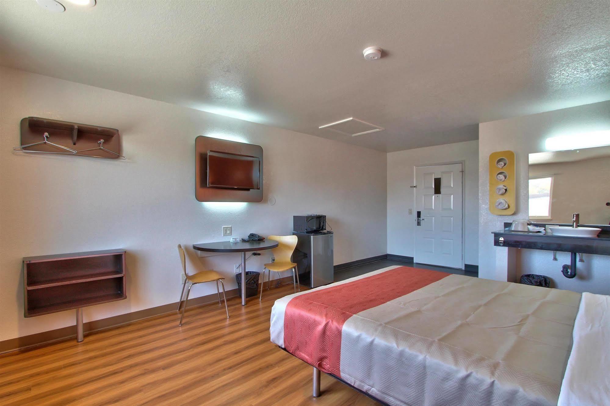 Coastal Valley Inn - Monterey Castroville Bagian luar foto