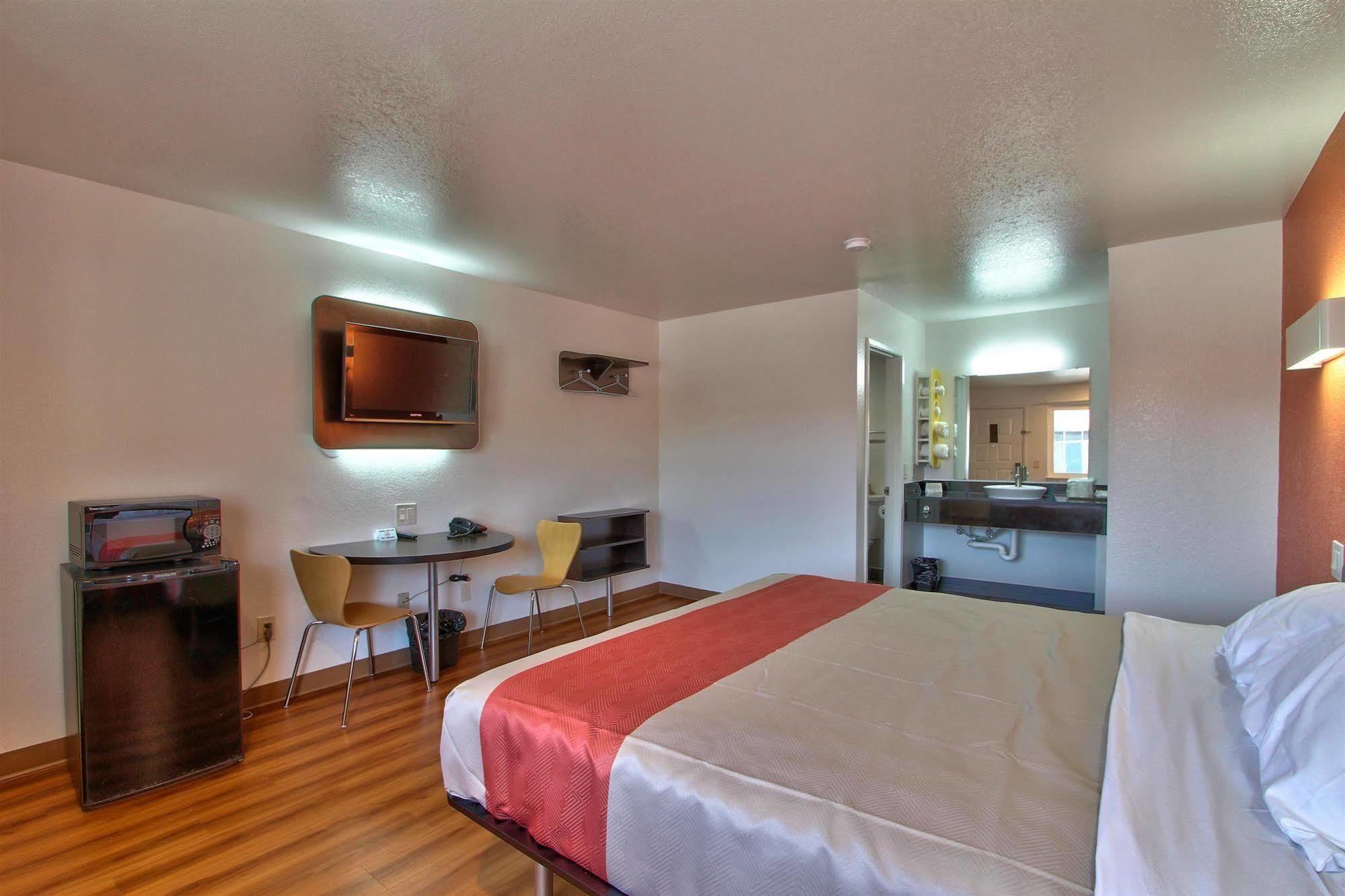 Coastal Valley Inn - Monterey Castroville Bagian luar foto